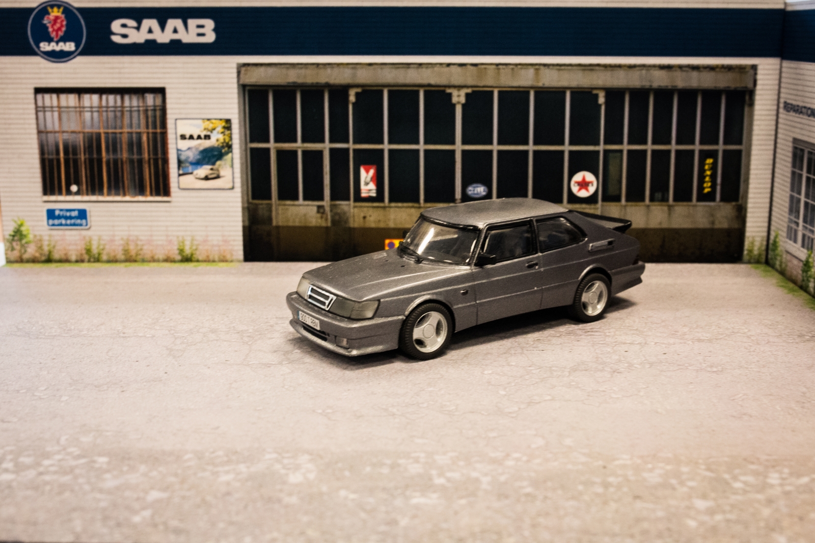 Diorama Saab workshop display stand, miniature saab garage - SAAB