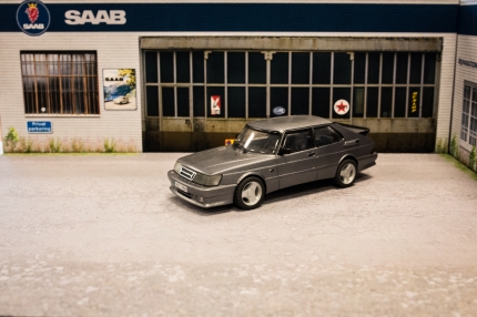 Diorama Saab workshop display stand, miniature saab garage saab gifts: books, models...