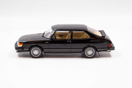 Saab 900 Turbo model 1:18 in black saab gifts: books, models...