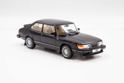 Saab 900 Turbo model 1:18 in black saab gifts: books, models...