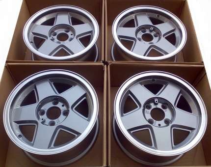 Complete set of 4 rare 5 spokes wheels in 15
